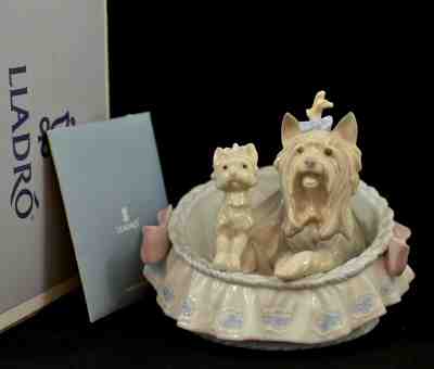 LLADRO RETIRED FIGURINE #6469 DOGS PUPPIES IN BASKET OUR COZY HOME MINT 