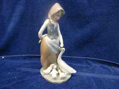 Lladro - Feed Time, girl feeding ducks geese #1277, mint condition, 9 1/2