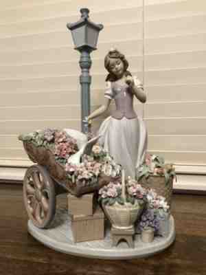 Lladro Flowers for Everyone Sculpture 01006809 