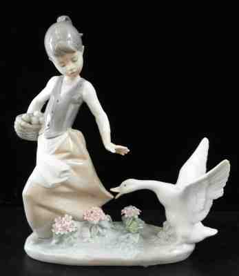 Lladro “Agressive Goose” store figurine #1288. Retired.