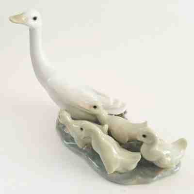 Lladro 1307 "Little Ducks After Mother" 4 Ducklings With Mother, MWOB, RV$180