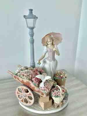 New Lladro Flowers for Everyone Sculpture from Spain Porcelain Figurine