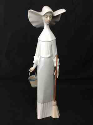 Rare LLADRO 5552 Morning Chores - Nun Figurine WHITE - Retired w/ BOX 