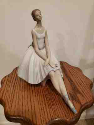 Lladro Refinement 01008243 Woman Ballerina Sitting Porcelain. Mint Condition!