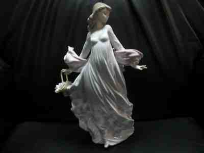 Lladro Figurine SPRING SPLENDER LADY GIRL With FLOWER BASKET #5898 Retired Mint 