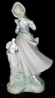 LLADRO GIRL WITH PIGEONS #01014915. VINTAGE, MATTE Finish. MINT Condition