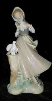 LLADRO GIRL WITH PIGEONS #4915 GLOSS FINISH