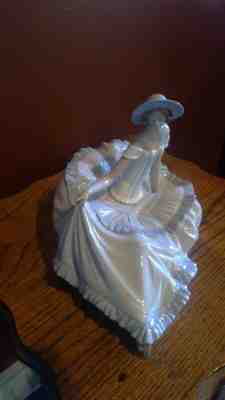 LLADRO FIGURINE #01265 Dama Elegante Reclinada, Mint Condition, Retired. 