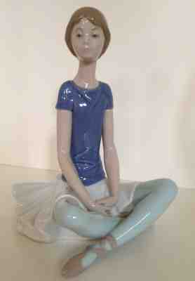 LLADRO FIGURINE #1358 SITTING BALLERINA DANCER 