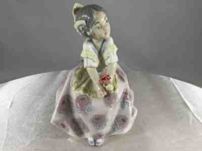 Lladro Figurine Lolita #5372 Spanish Girl Mantilla Hair Comb Seated w/Flower