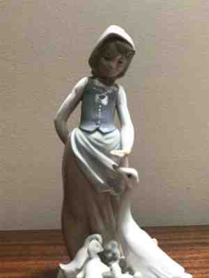 Lladro Figurine Feedtime aka The Ducks  1277 Girl Feeding Goose and Goslings