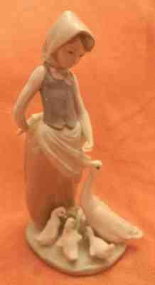 Lladro Figurine 1277 Feedtime Girl Feeding Goose and Goslings Perfect!