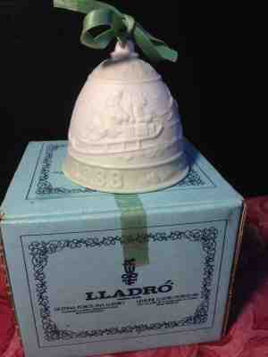 Beautiful Vintage Lladro 1988 Christmas Bell Ornament Figurine Santa in Sleigh