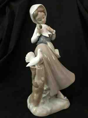 LLADRO RETIRED #4915  GIRL WITH PIGEONS FIGURE 