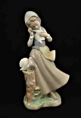 LLADRO RETIRED FIGURINE #4915 GIRL WITH DOVES PIGEONS MINT