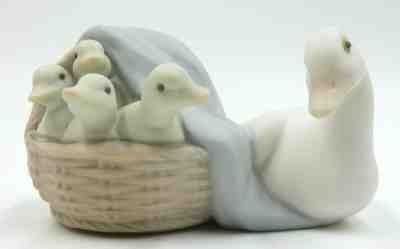 LLADRO MOTHER DUCK/GOOSE WITH BABY DUCKLINGS IN BASKET PORCELAIN FIGURINE #4895