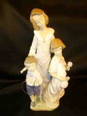 LLADRO - SUNDAY'S BEST 5758 - MINT IN BOX - 3 FIGURE WORK- GREAT HOLIDAY GIFT!