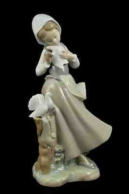 LLADRO RETIRED FIGURINE #4915 GIRL WITH PIGEONS DOVES 