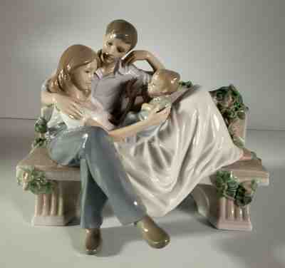 LLADRO #8056 A PRICELESS MOMENT Family Mother Father Child on Bench MINT IN BOX!