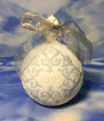 Beautiful Lladro 2005 Cantata Ball Ornament Matte Porcelain w/ Ribbon #18184 EUC