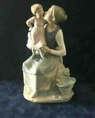 LLADRO NAO Figurine ~ The Pampering Mother & Child Daughter ~ FREE SHIPPING