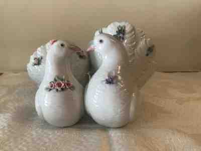 Free Shipping U.S.A. LLADRO 6359 Kissing Doves with Flowers Porcelain Figurine