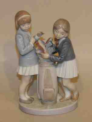 Retired Lladro Porcelain Figurine in Box Tee Time 5675 Two Girls Golf Clubs Bag