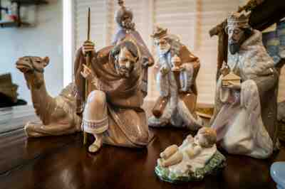 Lladro complete nativity scene with large creche - great condition