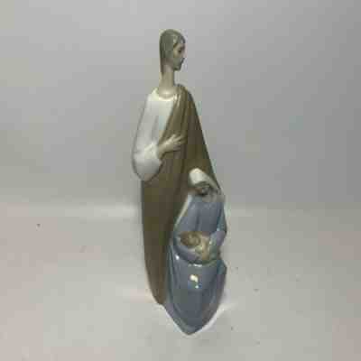 Lladro Nativity Scene Mary Joseph and Baby Jesus Glazed Porcelain Figurine 8.5"