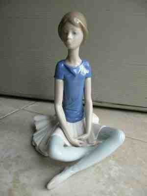 LLADRO #1358 Beth sitting ballerina dancer in blue porcelain figurine