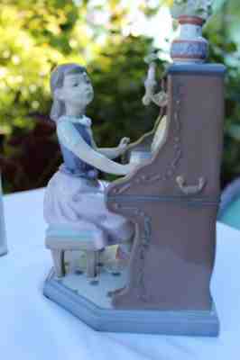 LLADRO FIGURINE PRACTICE MAKES PERFECT GIRL PLAYING PIANO #5462,Original Box .