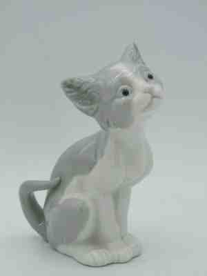 Lladro Feed Me Sitting Cat Figurine Made in Spain 5113