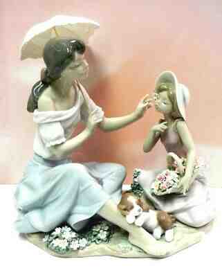 AS PRETTY AS A FLOWER - WOMAN AND GIRL CHILD FLOWERS FIGURINE BY LLADRO #6910