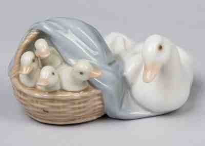 LLadro Porcelain  Figurines Mama Goose and Goslings with Box