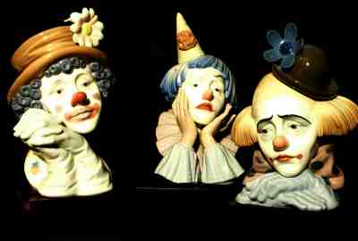 LLADRO LARGE SET – 3 PORCELAIN CLOWNS WITH WOODEN BASES - RETIRED