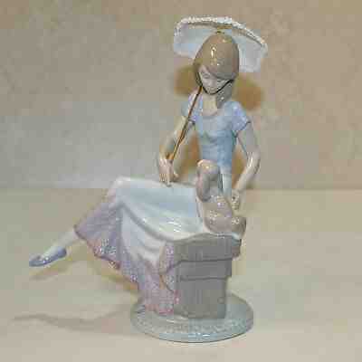 Lladro Figurine 7612 MIB Picture Perfect