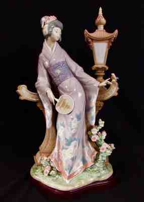 Lladro MARIKO Sculpture by Salvador Debon. Woman in Kimona + Bird. Stand. #1421