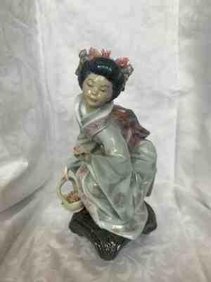 Retired LLAARDO GEISHA COLLECTING FLOWERS Porcelain Figurine #1448 aka Luki