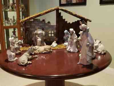 Lladro 11 Piece Hand-Painted Porcelain Nativity Set plus Creche, mint condition