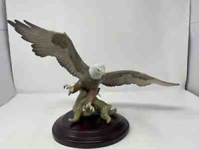 Lladro A SYMBOL OF PRIDE Eagle Figurine #6476 1998-2001 Mint