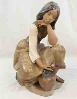 Lladro CLASSIC WATER CARRIER Girl with Jug & Flower #3525 Gres Matte (SAV)