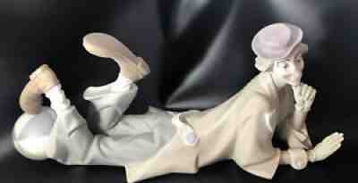 LLADRO RETIRED PORCELAIN CLOWN FIGURINE LAYING DOWN Clown W/ BEACHBALL No Box