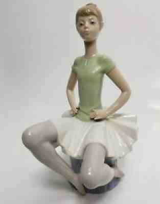 Lladro Ballerina Dancer Sitting Figurine Daisa 1978 White skirt Green Shirt