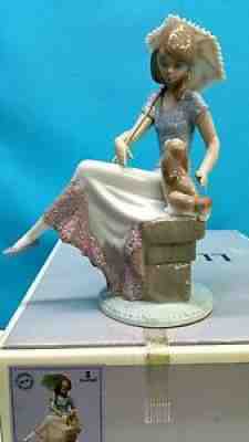 LLADRO # 7612 PICTURE PERFECT, NEW IN THE ORIGINAL BOX