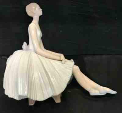 Lladro Utopia: Refinement - Elegant Ballet Dancer #01008243: Mint with Box