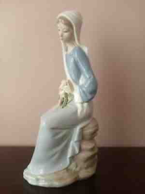 (Autographed) Lladró “Girl with Lilies Sitting” good Figurine