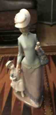 Lladro Daisa 1978 Mother holdind Daughterâ??s Hand