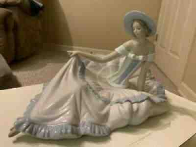 Nao by Lladro Figurine Grace / Dama Elegante Reclinda 020001265 Excellent Cond