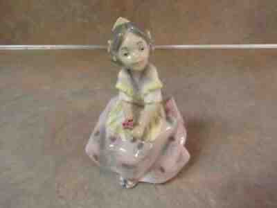 LLADRO #5372 LOLITA SPANISH FLOWER GIRL FIGURINE 4 1/2