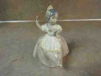 LLADRO #5372 TERESITA SPANISH FLOWER GIRL FIGURINE 5 1/2